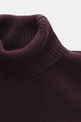 04651/ A trip in a bag Cashmere Rollkragenpullover dunkelviolett, Detailansicht von oben, reiner Cashmere, weicher Griff, mittelfeines Strickbild, Slim Fit, Rollkragen, Rippbündchen.