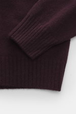 04651/ A trip in a bag Cashmere Rollkragenpullover dunkelviolett, Detailaufnahme von Ärmel und Bündchen, feines Strickbild, reiner Cashmere, Slim Fit, weicher Griff.