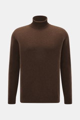 Frontale Nahaufnahme des braunen 04651/ A trip in a bag Cashmere Rollkragenpullovers aus reinem Cashmere mit Slim Fit, weichem Griff und Rippbündchen