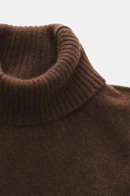 Brauner 04651/ A trip in a bag Cashmere Rollkragenpullover in Slim Fit, Detailaufnahme von oben, weicher Griff, mittelfeines Strickbild, Rippbündchen.