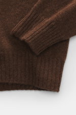 04651/ A trip in a bag Cashmere Rollkragenpullover braun, Detailaufnahme von Ärmel und Bund, reiner Cashmere, weicher Griff, mittelfeines Strickbild, Slim Fit, anliegender Rollkragen, komfortable Rippbündchen.