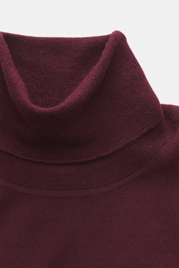 Nahaufnahme eines von oben fotografierten von Braun Merino Feinstrick-Rollkragenpullovers bordeaux, Slim Fit, reiner Merinowolle, weicher Griff, feines Strickbild, anliegender Rollkragen, flexible Rippbündchen.