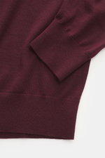 von Braun Merino Feinstrick-Rollkragenpullover bordeaux, Nahaufnahme von Ärmel und Bund, reine Merinowolle, Slim Fit, weiches Strickbild
