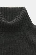 Nahaufnahme von von Braun Merino Rollkragenpullover anthrazit, mittelfeines Strickbild, Oversized Fit, Rippstrick-Rollkragen, flexible Bündchen, reine Merinowolle.
