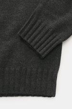 Nahaufnahme des von Braun Merino Rollkragenpullovers anthrazit mit mittelfeinem Strickbild, Rippstrick-Rollkragen und flexiblen Rippbündchen, Detailansicht von oben.