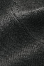 Nahaufnahme des von Braun Merino Rollkragenpullovers anthrazit aus mittelfeinem Strickbild, Rollkragen und flexiblen Rippbündchen, Detailansicht.