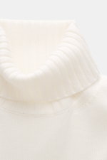von Braun Merino Rollkragenpullover offwhite, Detailaufnahme von oben, mittelfeines Strickbild, Oversized Fit, Rollkragen und flexible Rippbündchen aus reiner Merinowolle
