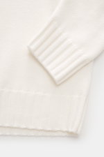 Nahaufnahme des von Braun Merino Rollkragenpullover offwhite von oben, zeigt mittelfeines Strickbild, Rollkragen und flexible Rippbündchen aus reiner Merinowolle.