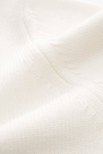 von Braun Merino Rollkragenpullover offwhite aus reiner Merinowolle, mittelfeines Strickbild, Oversized Fit, Rollkragen und flexible Rippbündchen, Detailaufnahme textile Struktur