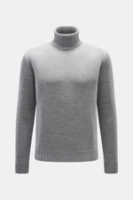von Braun Merino Rollkragenpullover hellgrau, frontal fotografiert, aus reiner Merinowolle mit mittelfeinem Strickbild, Oversized Fit, Rippstrick-Rollkragen und flexiblen Rippbündchen, komfortabel und stilvoll für elegante Winter-Looks