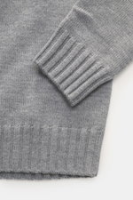 von Braun Merino Rollkragenpullover hellgrau, Detailaufnahme von oben, mittelfeines Strickbild, reine Merinowolle, Oversized Fit, Rollkragen und flexible Rippbündchen sichtbar