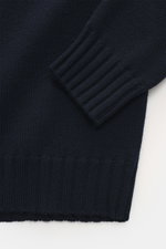 Nahaufnahme des von Braun Merino Rollkragenpullover navy von oben, mittelfeines Strickbild, Rollkragen und flexible Rippbündchen sichtbar.