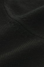 Nahaufnahme des schwarzen von Braun Merino Rollkragenpullovers mit mittelfeinem Strickbild, Rollkragen aus Rippstrick und flexiblen Rippbündchen.