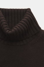 Nahaufnahme des braunen von Braun Merino Rollkragenpullovers aus reiner Merinowolle, mittelfeines Strickbild, Oversized Fit, Rippstrick-Rollkragen und flexiblen Rippbündchen, frontal fotografiert.