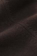 Nahaufnahme aus schräger Perspektive eines braunen von Braun Merino Rollkragenpullovers mit mittelfeinem Strickbild, Rippstrick-Rollkragen und flexiblen Rippbündchen, Oversized Fit, reine Merinowolle.