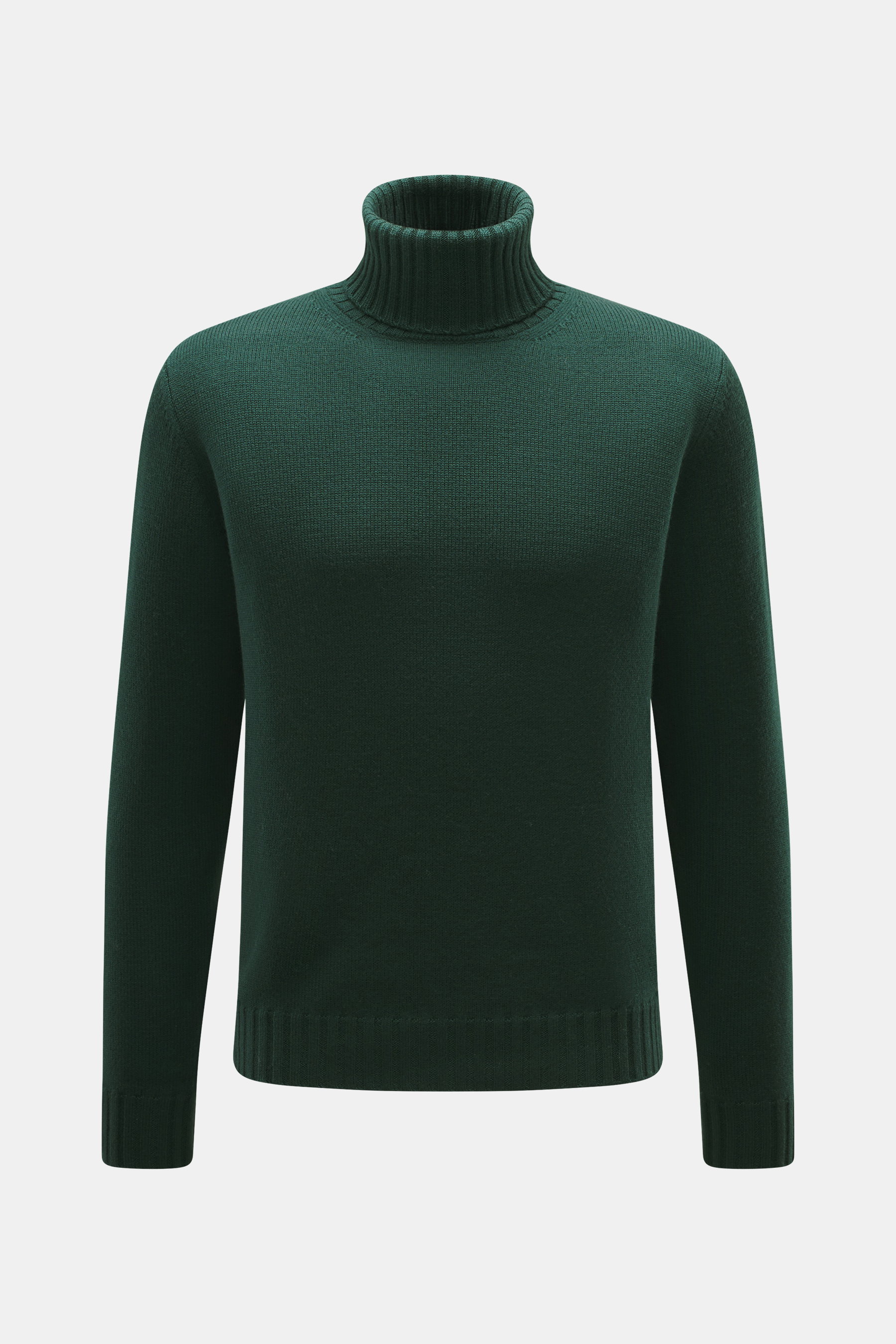 Frontale Nahaufnahme des dunkelgrünen von Braun Merino Rollkragenpullovers mit mittelfeinem Strickbild, Oversized Fit und Rippstrick-Kragen.