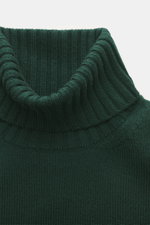 Alt-Tag (124 Zeichen):
Nahaufnahme von Rollkragen aus Rippstrick des von Braun Merino Rollkragenpullovers dunkelgrün aus reiner Merinowolle, mittelfein.