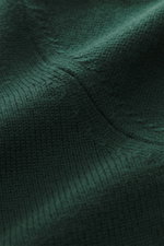 Nahaufnahme des mittelfeinen Strickbilds vom von Braun Merino Rollkragenpullover dunkelgrün aus reiner Merinowolle.