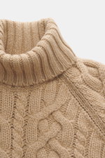 Brunello Cucinelli Cashmere Rollkragenpullover hellbraun, Nahaufnahme von oben, reiner Cashmere, weicher Griff, grobes Strickbild, Zopfstrick, anliegender Rollkragen, Regular Fit, flexible Rippbündchen.