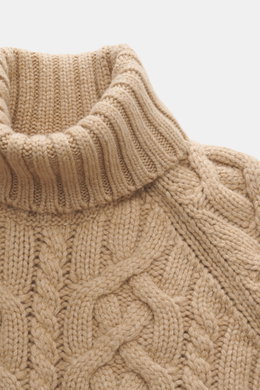 Brunello Cucinelli Cashmere Rollkragenpullover hellbraun, Nahaufnahme von oben, reiner Cashmere, weicher Griff, grobes Strickbild, Zopfstrick, anliegender Rollkragen, Regular Fit, flexible Rippbündchen.