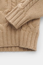 Brunello Cucinelli Cashmere Rollkragenpullover hellbraun aus reinem Cashmere mit weichem Griff, grobem Strickbild, Zopfstrickmuster, anliegendem Rollkragen, Regular Fit und flexiblen Rippbündchen, Nahaufnahme von oben.