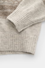 Nahaufnahme des Brunello Cucinelli Rollkragenpullovers hellgrau meliert/taupe gemustert, Detailansicht von Ärmel und Bund, weicher Griff, Intarsienstrick, Regular Fit.