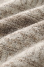 Nahaufnahme des Intarsienstricks vom Brunello Cucinelli Rollkragenpullover hellgrau meliert/taupe gemustert mit weichem Griff und mittlerem Strickbild.