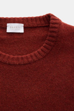04651/ A trip in a bag Cashmere Rundhalspullover rotbraun meliert, Nahaufnahme von oben, reiner Cashmere, sehr weicher Griff, Slim Fit, feines Strickbild, Fully-Fashioned, elastische Rippbündchen.
