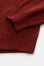 04651/ A trip in a bag Cashmere Rundhalspullover rotbraun meliert, Detailaufnahme von Ärmel und Bund, reiner Cashmere, weicher Griff, Slim Fit.