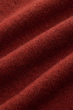 Nahaufnahme des roten, rotbraun melierten 04651/ A trip in a bag Cashmere Rundhalspullover, reiner Cashmere, sehr weicher Griff, Slim Fit, feines Strickbild, elastische Rippbündchen, hochwertige Fully-Fashioned-Machart.