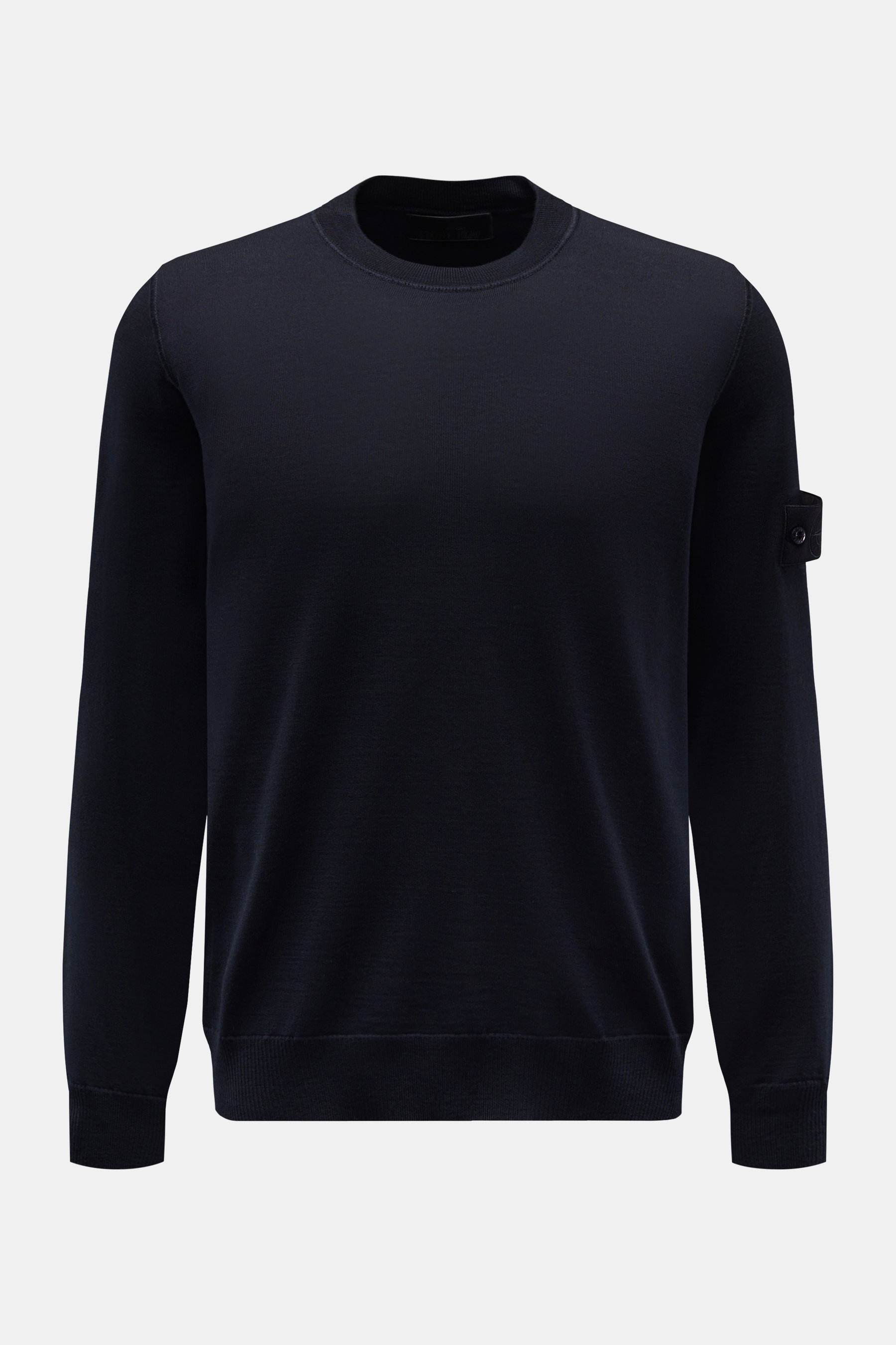 Stone Island Rundhalspullover 'Ghost Piece' navy, Slim Fit, aus reiner Wolle, weicher Griff, Rundhalsausschnitt, Kompass-Badge seitlich, elastische Rippbündchen, feines Strickbild, Frontansicht.