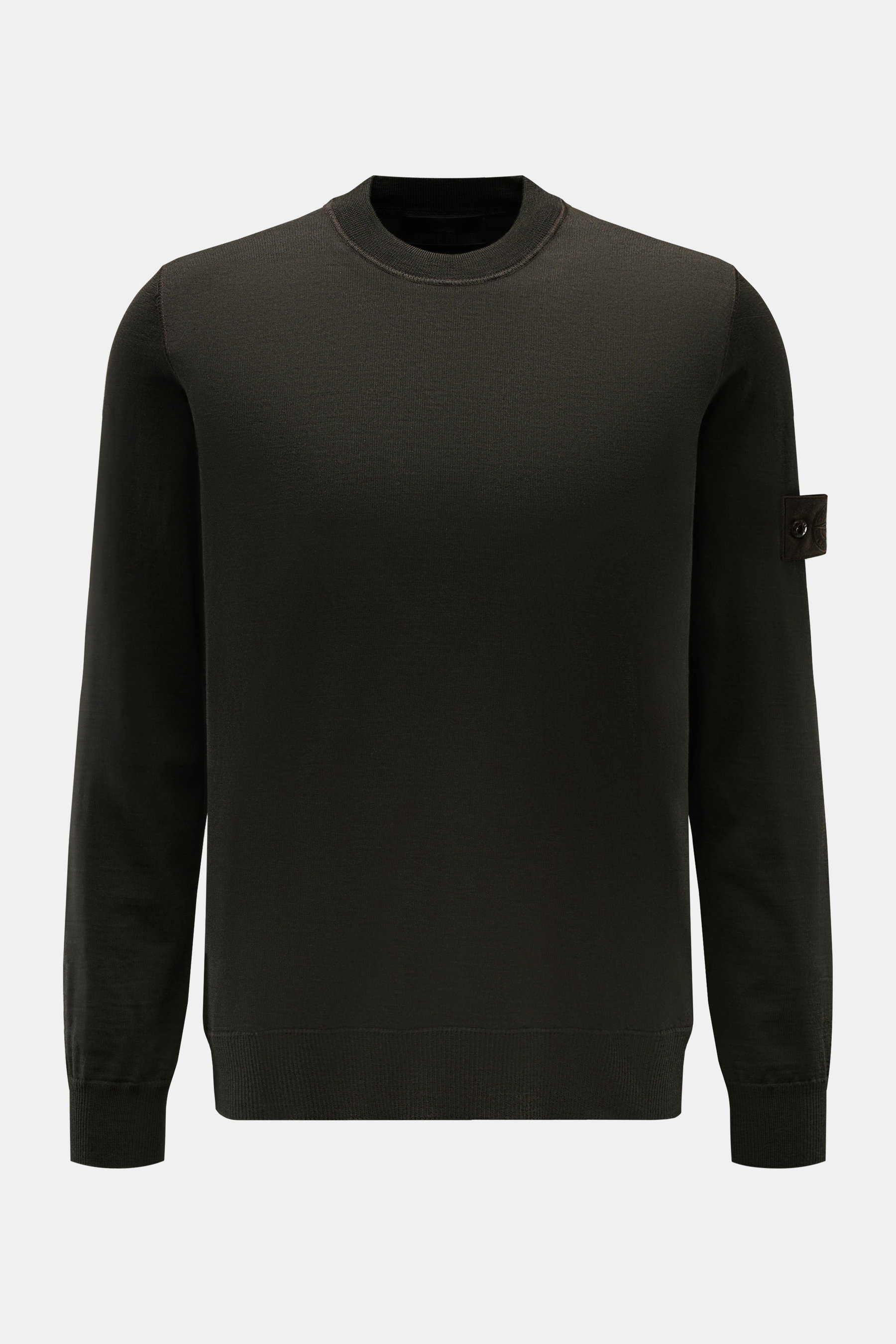 Stone Island Rundhalspullover 'Ghost Piece' dunkelbraun, Slim Fit, reine Wolle, weicher Griff, feines Strickbild, Rundhalsausschnitt, Badge am Oberarm, frontal fotografiert.