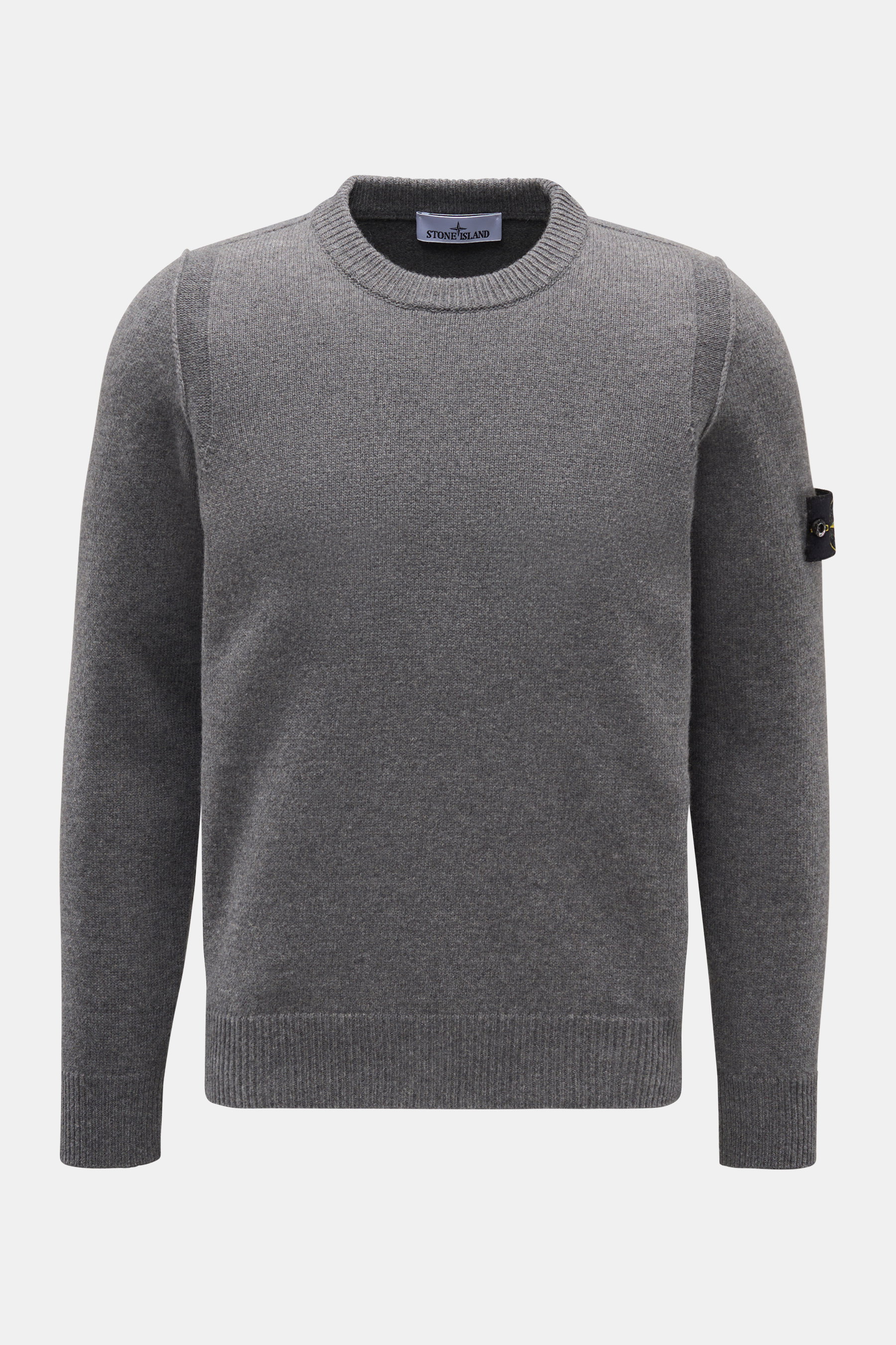 Stone Island Rundhalspullover 'Lambswool' grau, frontal fotografiert, Slim Fit mit Wollmix, Linksstrick-Partien und Kompass-Badge am Ärmel.