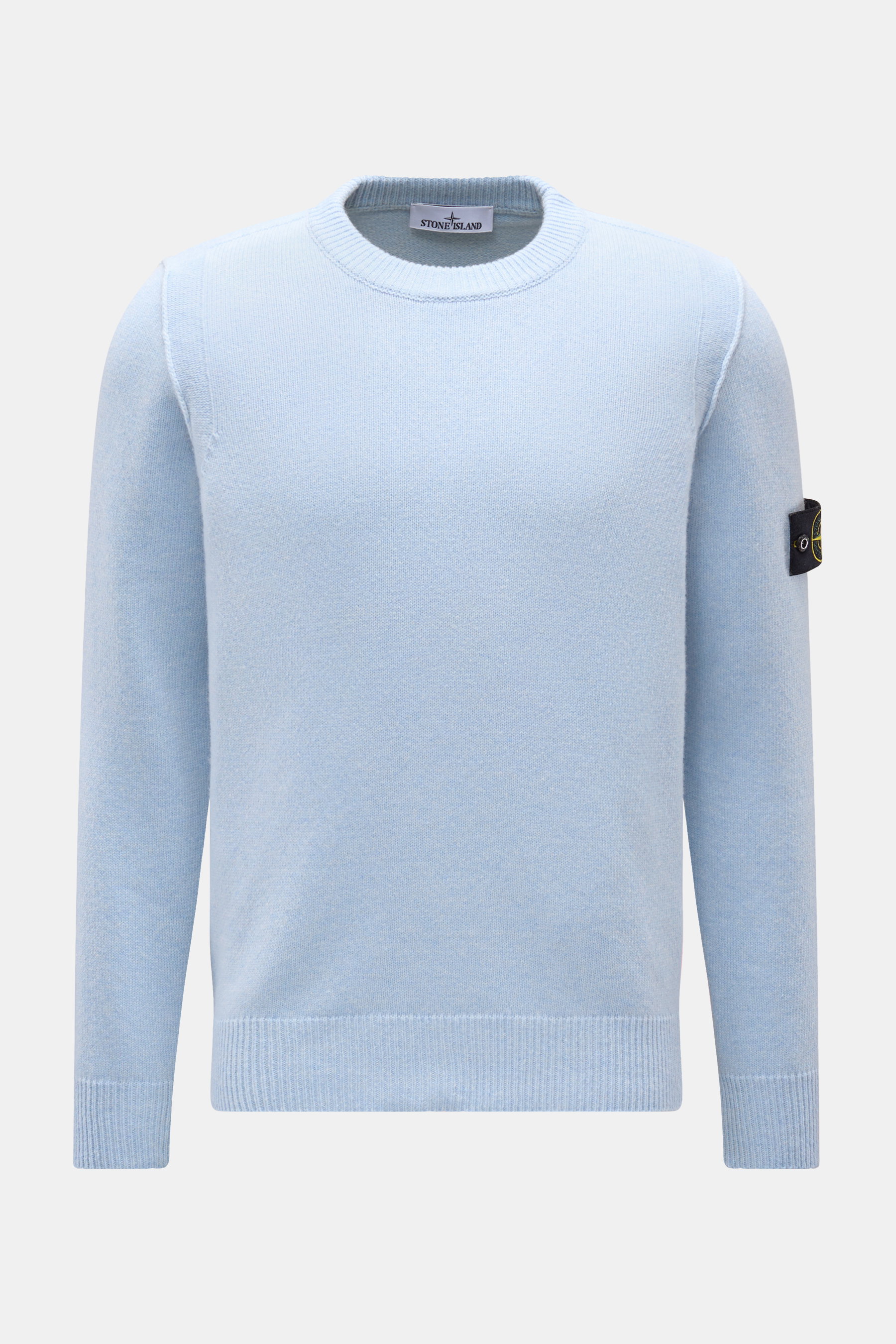 Stone Island Rundhalspullover 'Lambswool' hellblau, frontale Nahaufnahme, Wollmix, Slim Fit, Linksstrick, Kompass-Badge am Ärmel, Rundhalsausschnitt.