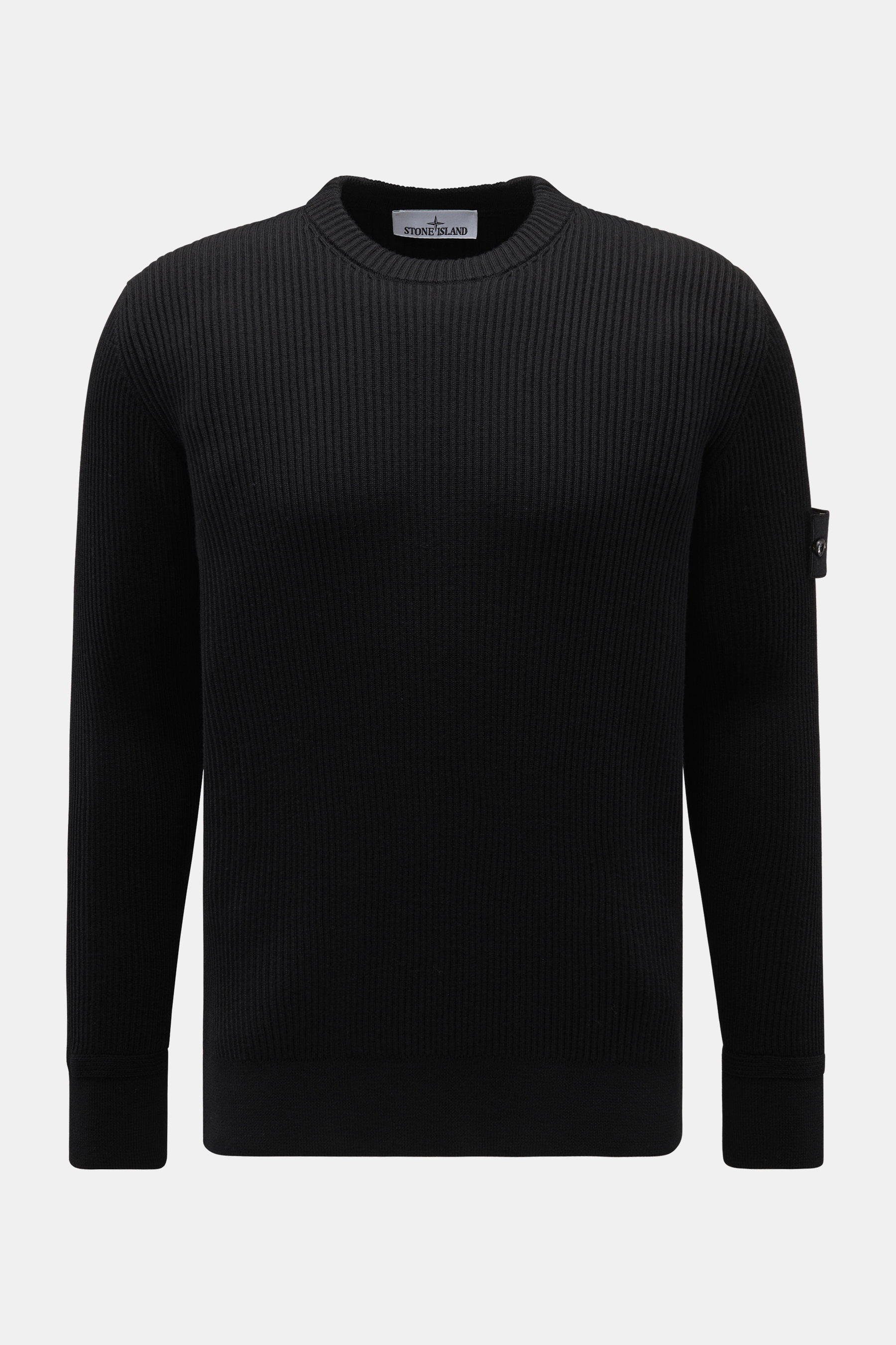 Stone Island Rundhalspullover 'Full Rib' schwarz, frontal, aus reiner Schurwolle mit Slim Fit, Rundhalsausschnitt, Kompass-Badge am Ärmel.