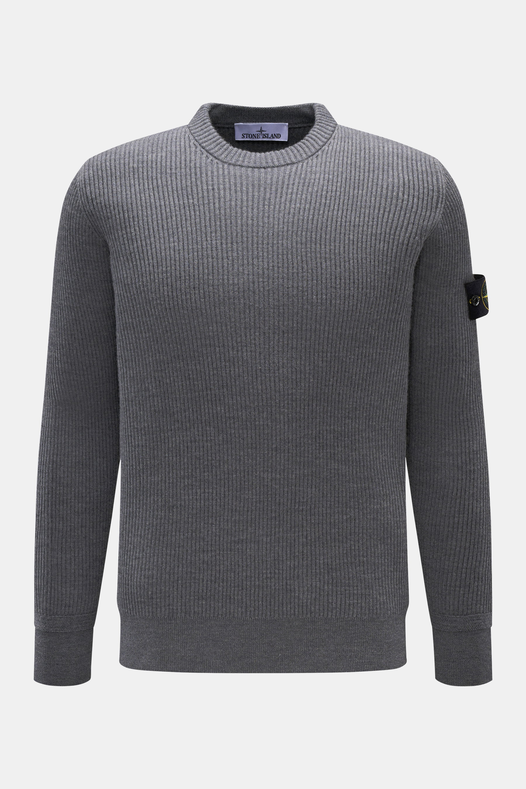 Stone Island Rundhalspullover 'Full Rib' grau, frontal fotografiert, Slim Fit, reine RWS-Schurwolle, Patentstrick, Rundhals, Kontraststreifen an Rippbündchen, Kompass-Badge am Ärmel.