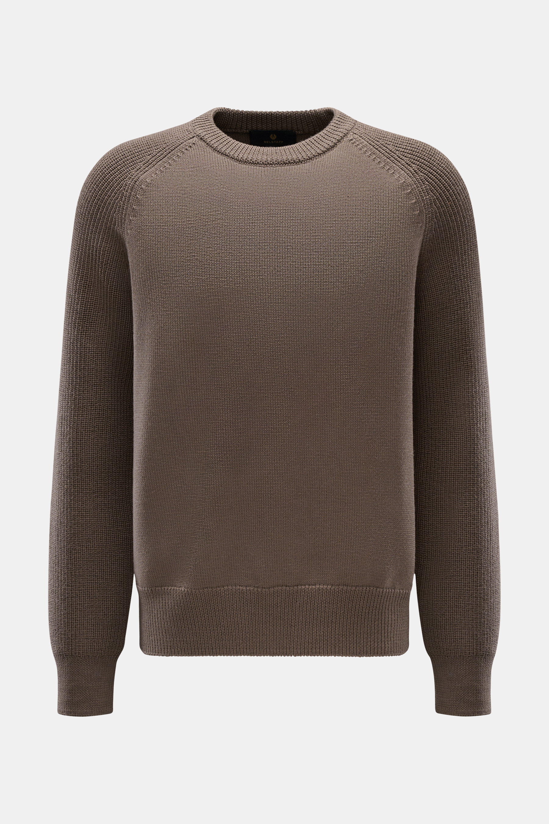 Belstaff Rundhalspullover 'Aspect' graubraun, frontal fotografiert, aus reiner Wolle mit Raglanärmeln, Rippbündchen und BELSTAFF-Weblabel am Oberarm.