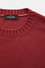 Close-up, top-down view of the Gran Sasso Cashmere Rundhalspullover rotbraun showing reiner Cashmere, sehr weicher Griff, leicht gewalkte Qualität, feines Strickbild, Regular Fit, Rundhalsausschnitt, and komfortable Rippbündchen.