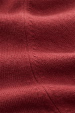 Gran Sasso Cashmere Rundhalspullover rotbraun shown in close-up from above, highlighting reiner Cashmere, very soft feel, lightly fulled quality, fine knit, regular fit, round neckline, and comfortable ribbed cuffs.
