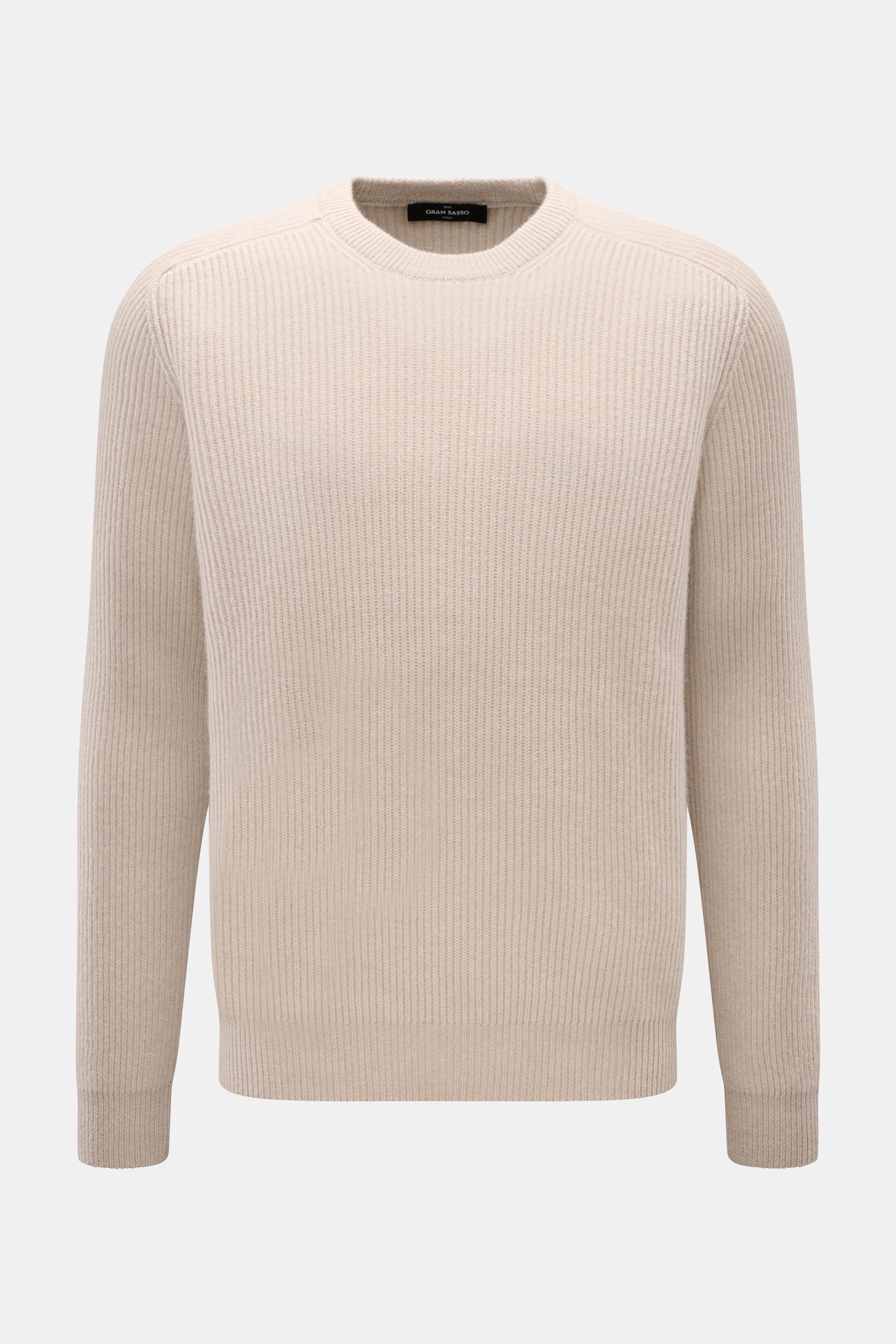 Frontale Nahaufnahme eines beigen Gran Sasso Cashmere Rundhalspullovers mit klassischem Rippenmuster, Slim Fit, Rundhalsausschnitt und Rippbündchen aus weichem, meliertem reinem Cashmere.