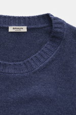 BRAUN Hamburg Rundhalspullover dunkelblau meliert, Detailfoto von oben, wärmend, weich, Regular Fit, Rundhalsausschnitt, Rippbündchen, feines Strickbild, Materialmix Schurwolle, Viskose, Cashmere.