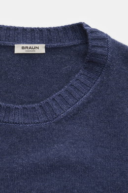 BRAUN Hamburg Rundhalspullover dunkelblau meliert, Detailfoto von oben, wärmend, weich, Regular Fit, Rundhalsausschnitt, Rippbündchen, feines Strickbild, Materialmix Schurwolle, Viskose, Cashmere.