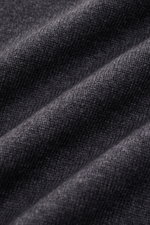 Nahaufnahme des feinen Strickbilds und weichen Griffs des dunkelgrau melierten BRAUN Hamburg Rundhalspullover, fotografiert aus schräger Perspektive; Winter-Allrounder mit wärmendem Materialmix aus Schurwolle, Viskose und Cashmere, Regular Fit, Rundhalsau
