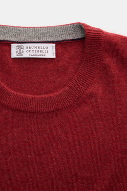 Brunello Cucinelli Cashmere Rundhalspullover dunkelrot, Nahaufnahme von oben, feines Strickbild, schmale Kontrastkanten, weicher Griff, Regular Fit.