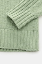 Nahaufnahme des Lisa Yang Cashmere V-Neck-Pullover "Dan" hellgrün von oben, reiner Cashmere, sehr weicher Griff, mittelgrobes Strickbild, Regular Fit, V-Ausschnitt, Rippstrick-Einsätze an Ärmel, komfortable Rippbündchen.