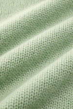 Lisa Yang Cashmere V-Neck-Pullover 'Dan' hellgrün in Nahaufnahme, reiner Cashmere, sehr weicher Griff, mittelgrobes Strickbild.