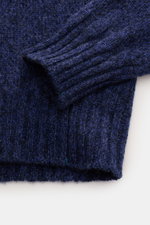 Fioroni Cashmere Rundhalspullover navy meliert, Nahaufnahme seitlich, reiner Cashmere, weicher Griff, mittelfeines Strickbild, leichter Bouclé, Slim Fit, Rundhalsausschnitt, Raglan-Ärmel, flexible Rippbündchen.