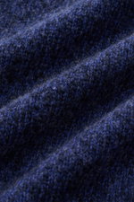 Fioroni Cashmere Rundhalspullover navy meliert, Detailaufnahme der Struktur mit mittelfeinem Strickbild, weicher Griff, Bouclé-Effekt, Slim Fit, Rundhals, Raglan-Ärmel, flexible Rippbündchen, reiner Cashmere.