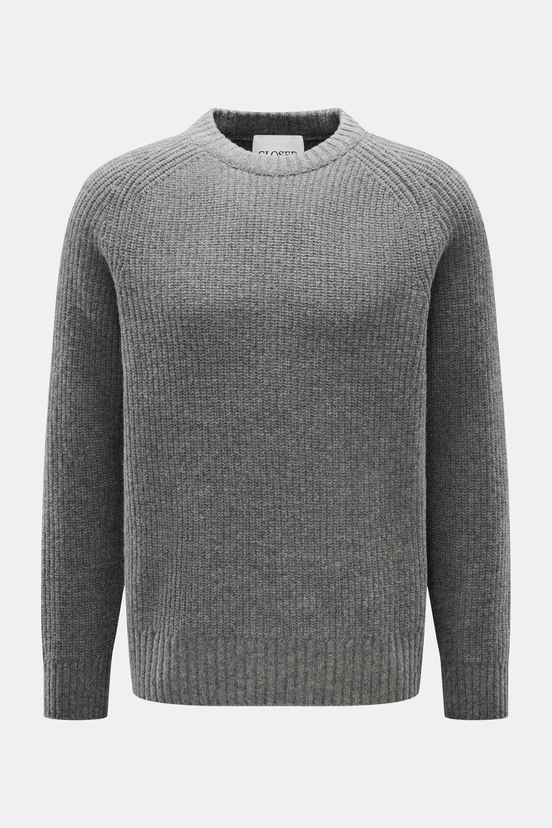 Closed Rundhalspullover grau, frontal fotografiert, aus reiner Wolle mit grobem Rippstrick, Slim Fit, Rundhalsausschnitt und weichen Rippbündchen.
