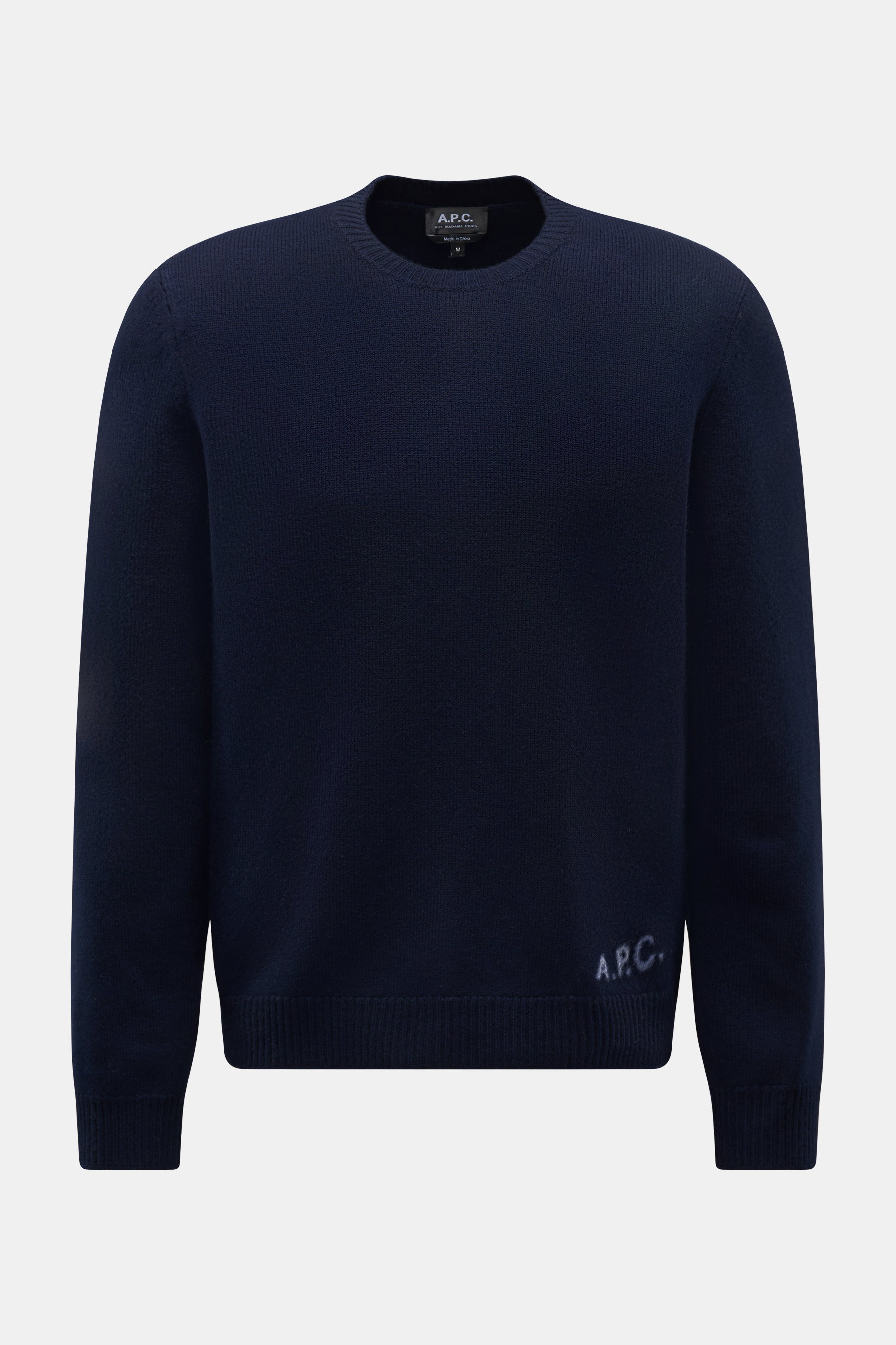 A.P.C. Rundhalspullover 'Edward' navy, frontale Nahaufnahme, reine Wolle, weicher Griff, mittelfeines Strickbild, Slim Fit, flexible Rippbündchen, dezentes Logo vorne.
